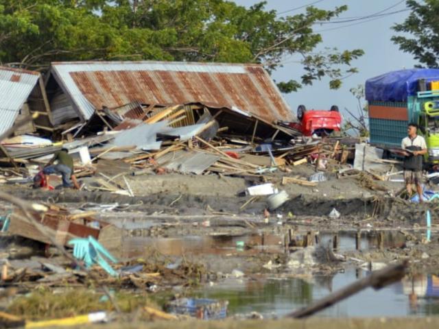 Gần 400 người chết trong trận động đất, sóng thần tàn phá Indonesia