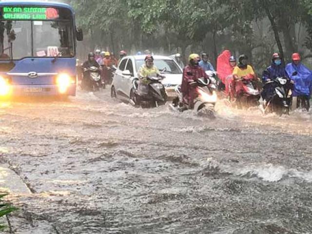 Sài Gòn mưa như trút nước, cửa ngõ Tân Sơn Nhất ngập kinh hoàng
