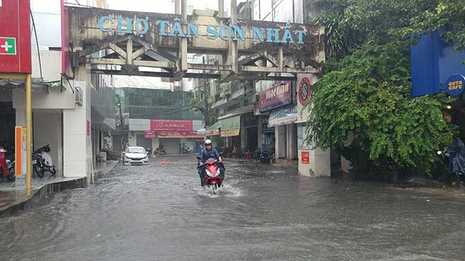 Sài Gòn mưa như trút nước, cửa ngõ Tân Sơn Nhất ngập kinh hoàng - 8