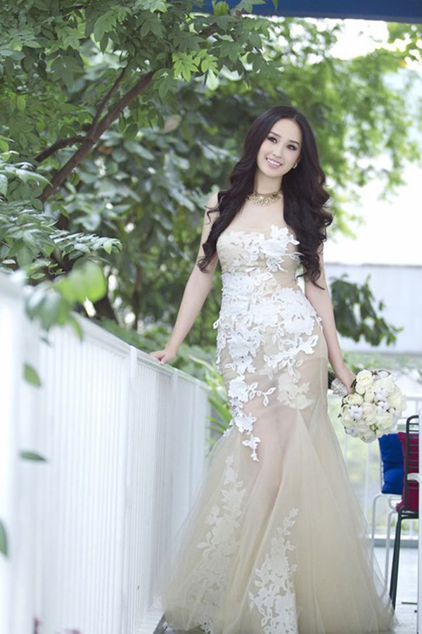 Mai Phương Thúy, Hà Hồ và loạt sao Việt từng diện váy cưới xuyên thấu - 1