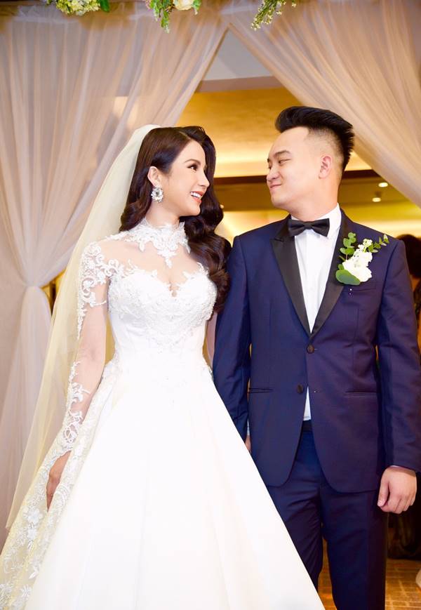 Mai Phương Thúy, Hà Hồ và loạt sao Việt từng diện váy cưới xuyên thấu - 9