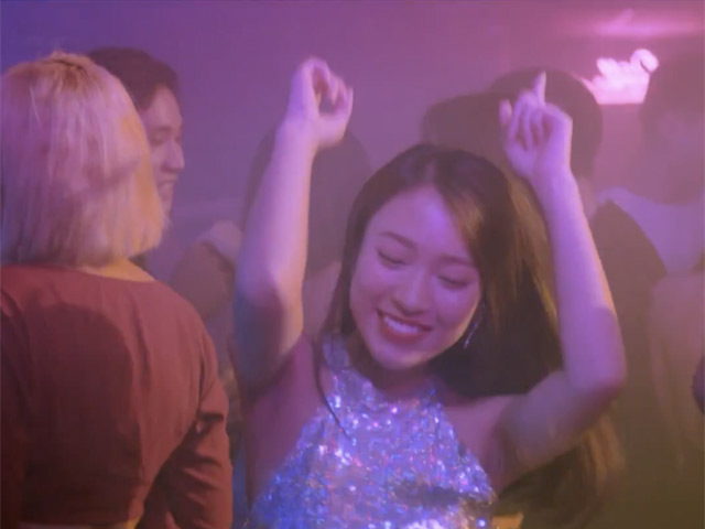 Bạn trẻ - Cuộc sống - Hot girl "bắn liên thanh 7 thứ tiếng" định lấn sân ca hát?