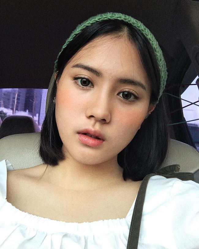 Ngẩn ngơ với dung mạo mong manh như sương khói giống như nàng thơ của nữ sinh Thái Lan.