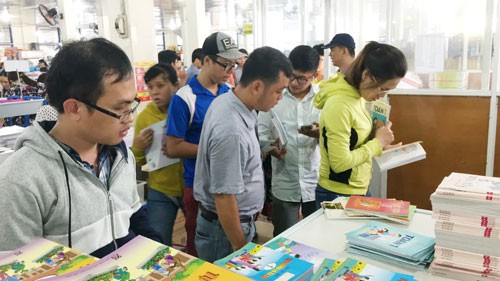 Nhà sách "đau đầu" vì phát hành SGK - 1