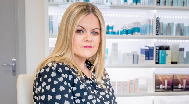 Nguy cơ mù mắt, hỏng môi vì tiêm filler làm đầy khuôn mặt - 1