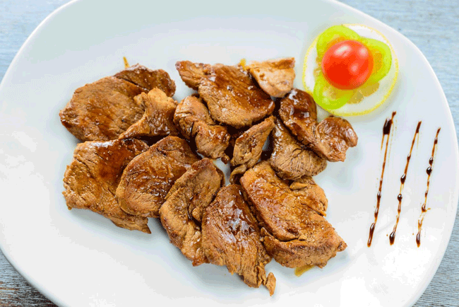 10. Ping Kaa Muu là món thịt lợn nướng được bày bán rất nhiều trên đường phố ở Lào. Món ăn thường đi kèm với rau thơm và nước chấm cay nồng.