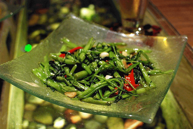 8. Pak Bung Fai Dang chính là món rau muống xào với ớt đỏ và cả tép tỏi. Gia vị bao gồm dầu ăn, dầu hào, nước mắm, đường và đôi khi là thịt lợn.