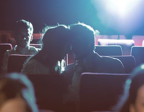 Đi xem phim "nhặt được" bạn trai, cô gái khiến triệu người ghen tị - 1