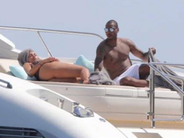 Thể thao - "Hú hí" với người đẹp ngay giữa biển: SAO khổng lồ 2m03 bị "tóm gọn"