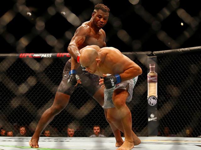 Thể thao - Võ sỹ đấm mạnh nhất hành tinh: 1 cú thôi sơn "vua thể lực" mắt trợn ngược