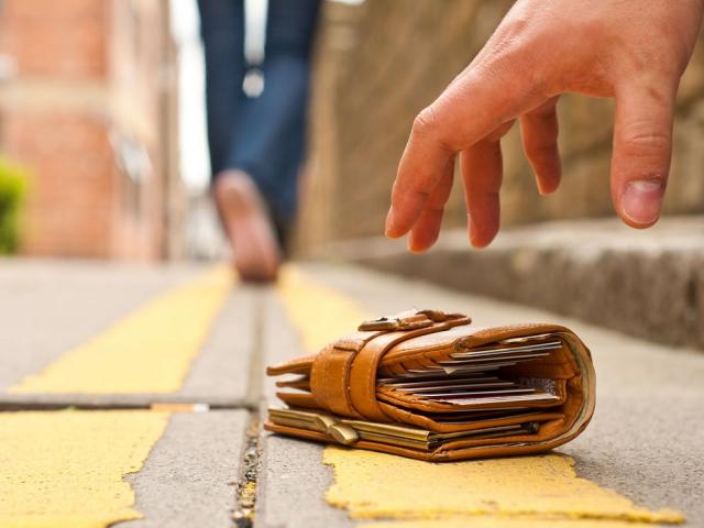 Thế giới - Vờ đánh rơi 17.000 ví khắp thế giới và điều ngỡ ngàng về số ví, loại ví người nhặt trả lại