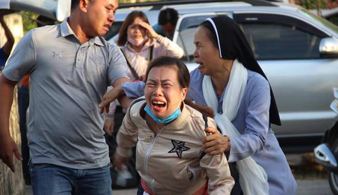 Nóng 24h qua: Tiếng khóc xé lòng của con cái tiếc thương người mẹ tử vong khi chữa cháy rừng - 1