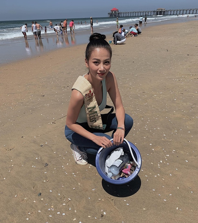 Trên trang cá nhân, Phương Khánh chia sẻ hình ảnh đi gom rác ven bờ biển nhận được nhiều lời khen ngợi.