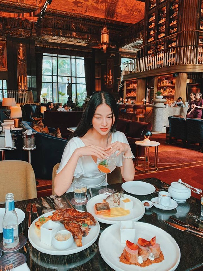 Hình ảnh ngoài đời hiếm hoi được Phương Khánh chia sẻ trên mạng xã hội. Ngoài những địa điểm ăn uống sang trọng mà cô hay lui tới, người đẹp ít khi khoe ảnh nhà cửa hay xế hộp.