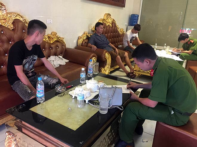 32 thanh niên chơi ma tuý trong phòng VIP quán karaoke - 3