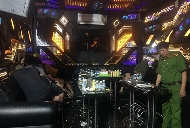 32 thanh niên chơi ma tuý trong phòng VIP quán karaoke - 1