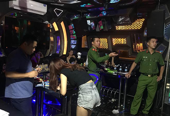 32 thanh niên chơi ma tuý trong phòng VIP quán karaoke - 2