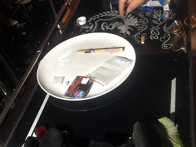 32 thanh niên chơi ma tuý trong phòng VIP quán karaoke - 4