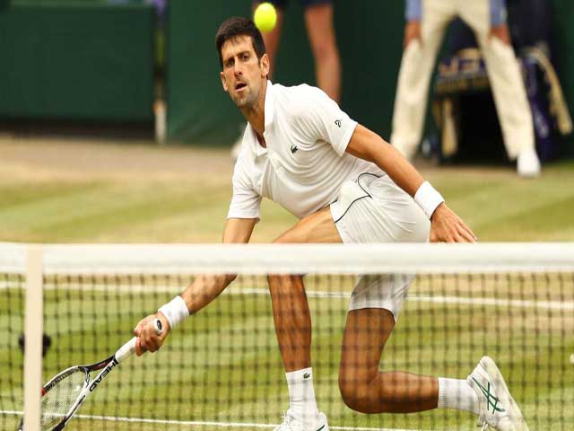 Thể thao - Clip hot Wimbledon: Djokovic quỵ ngã vẫn cứu bóng, "chiến thư" gửi Federer