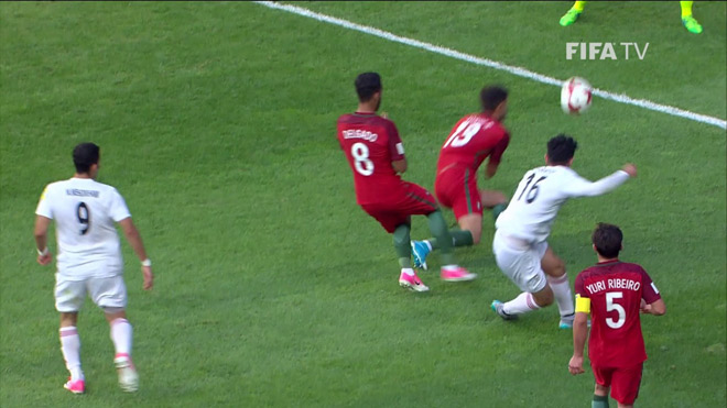 Sốc &#34;vua áo đen&#34; trận Brazil - Argentina: &#34;Bẻ còi&#34; cứu đàn em Ronaldo, từng bị hành hung - 4