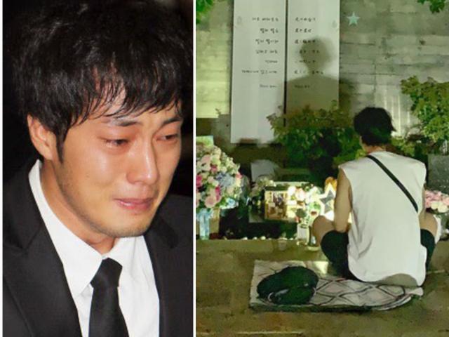 So Ji Sub lặng lẽ ngồi trước mộ tài tử "Bản tình ca mùa đông" vào đúng 9 năm ngày mất