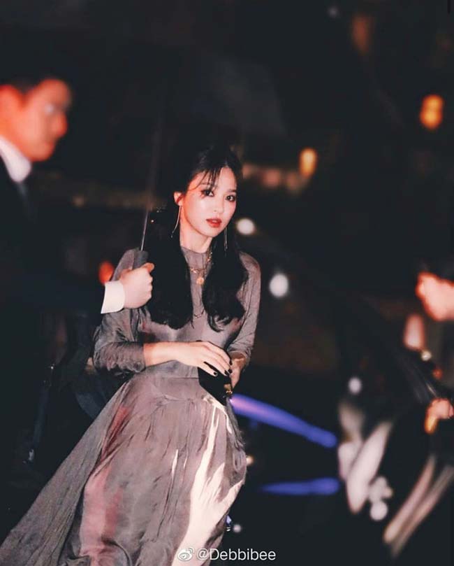 Song Hye Kyo chia sẻ chính mẹ là người có ảnh hưởng lớn tới thói quen chăm sóc nhan sắc của cô. Mẹ khuyên cô nên sử dụng các sản phẩm chống lão hóa càng sớm càng tốt, thậm chí khi chưa đến tuổi được coi là lão hóa. Đó là lý do mà so sánh các bức ảnh của hiện tại với thời mới bước chân vào làng giải trí, nhan sắc Song Hye Kyo chỉ có hơn, tuyệt nhiên không có chuyện kém.
