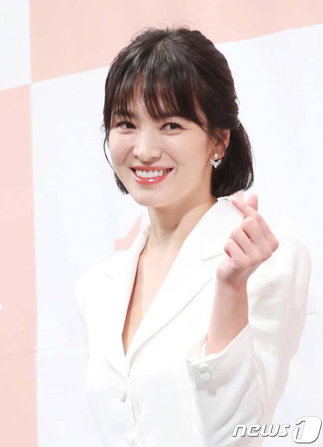 Theo chia sẻ trước đó, Song Hye Kyo cho rằng duy trì tâm trạng vui vẻ, tích cực là điều quan trọng để giữ mãi nét xuân sắc. Cô từng nói:&nbsp;&#34;Dù gặp vấn đề trong công việc, tôi vẫn cố để tâm lý thoải mái. Nếu giữ được sự cân bằng giữa thời gian riêng và công việc, tôi nghĩ cuộc sống sẽ hạnh phúc.&#34;