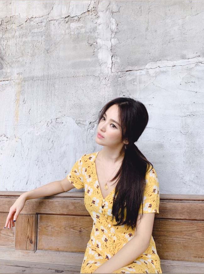 Vốn được xem như &#34;quốc bảo nhan sắc Hàn Quốc&#34;, giữa bão ly hôn,&nbsp;Song Hye Kyo vẫn xuất hiện&nbsp;tươi tắn, rạng ngời,&nbsp;đặc biệt trẻ trung hơn tuổi thật rất nhiều. Làn da trắng mịn, căng bóng, gần như không có&nbsp;nếp nhăn là ưu điểm lớn nhất giúp&nbsp;Song Hye Kyo trông như gái đôi mươi.&nbsp;