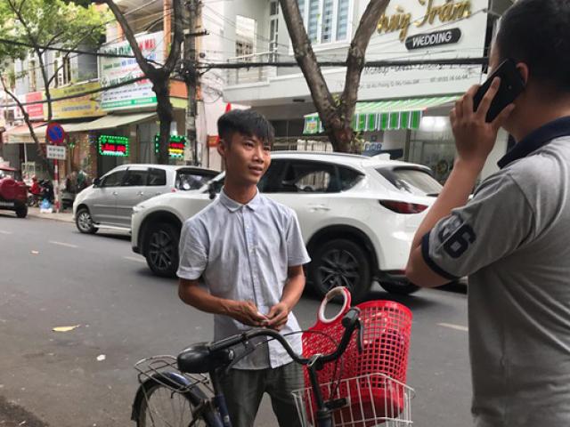 Tin tức trong ngày - Xử lý đối tượng đánh giày "chặt chém" khách đến... 330.000 đồng/đôi!