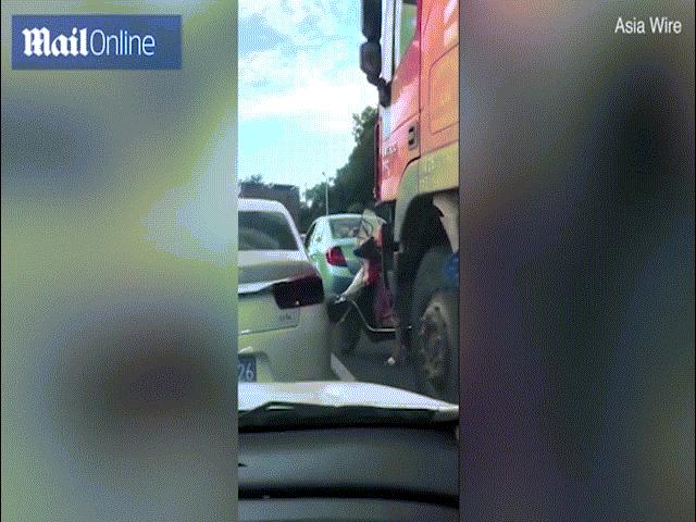 Phi thường - kỳ quặc - Người phụ nữ đi xe máy bất ngờ bị xe tải "nuốt" vào gầm giữa phố