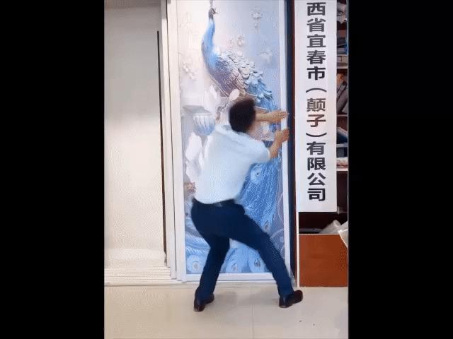 Video Clip Cười - WC quá nhiều cửa khiến thanh niên nhận cái kết... đắng ngắt