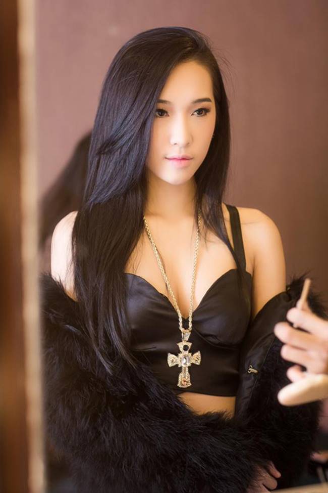 Emily tên thật là Nguyễn Hương Ly, sinh năm 1989. Trước khi nổi tiếng, Emily từng được khán giả biết đến là một hot girl khi giành chiến thắng trong cuộc thi Miss Audition 2007.