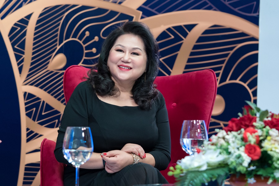 Bật khóc trên sóng truyền hình, ca sĩ Yali Trần lần đầu tiết lộ “mù” một bên mắt - 2