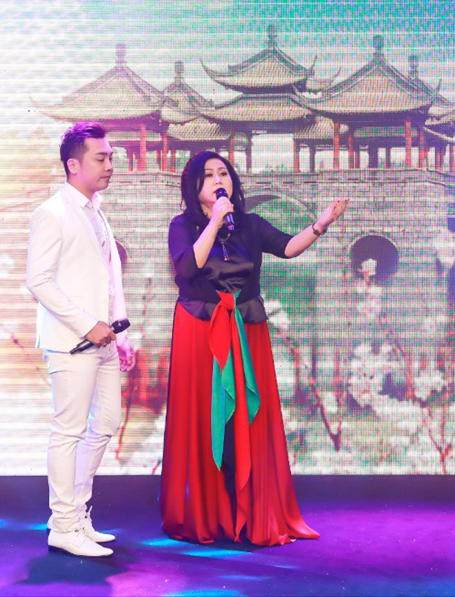 Bật khóc trên sóng truyền hình, ca sĩ Yali Trần lần đầu tiết lộ “mù” một bên mắt - 4