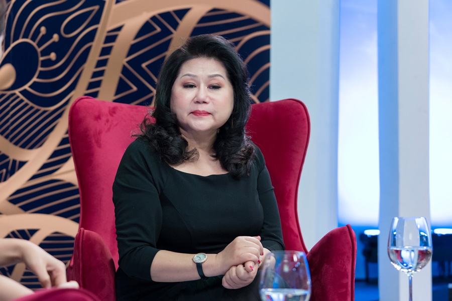 Bật khóc trên sóng truyền hình, ca sĩ Yali Trần lần đầu tiết lộ “mù” một bên mắt - 3