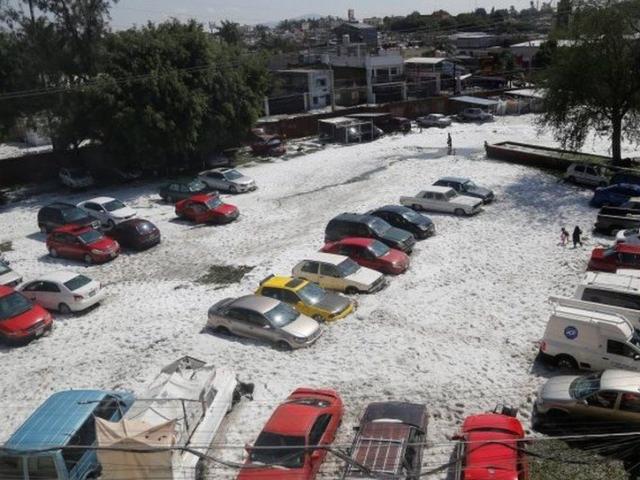 Thế giới - Mưa đá chưa từng thấy nhấn chìm thành phố Mexico sau một đêm