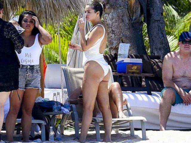 Thời trang - Selena Gomez chứng minh phụ nữ "tròn trùng trục" mặc áo tắm vẫn sexy ngất ngây