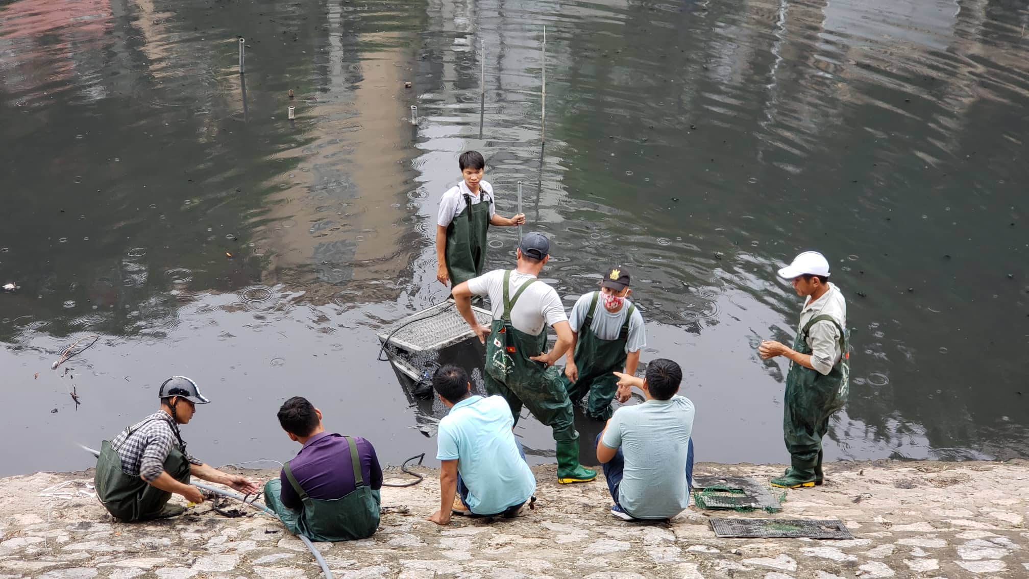 Nóng 24h qua: Gặp sự cố, "bảo bối" xử lý nước sông Tô Lịch bị đưa lên bờ - 1