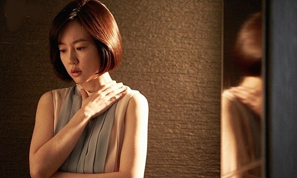 Nghe âm thanh lạ sau tiếng cửa phòng tắm, tôi hùng hổ xông vào thì ngã ngửa - 1