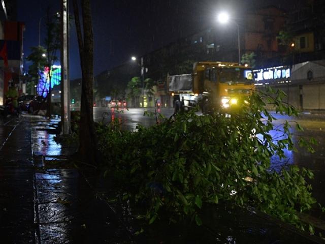 Tâm bão số 2 nhắm thẳng Quảng Ninh-Thanh Hoá, bắt đầu mưa to, gió giật nhiều nơi