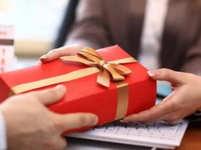Tin tức trong ngày - Cán bộ nhận quà tặng do "không từ chối được", phải tổ chức bán công khai nộp ngân sách