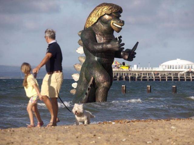 Phi thường - kỳ quặc - Chụp ảnh biển từ trên cao, ông bố điếng người phát hiện "tử thần" lởn vởn gần con mình