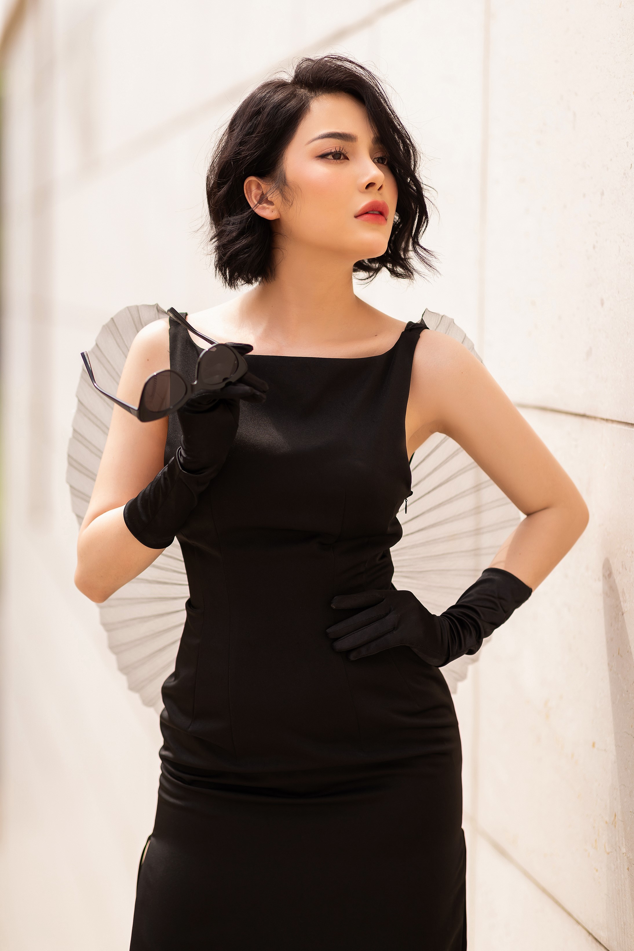 &#34;Mỹ nữ Tình Bolero&#34; hững hờ khoe vòng 1 gợi cảm với áo vest không nội y - 1