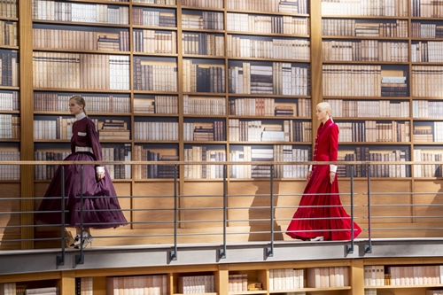 Người kế nhiệm Lagerfeld biến show Chanel Haute Couture thành thư viện khổng lồ - 1