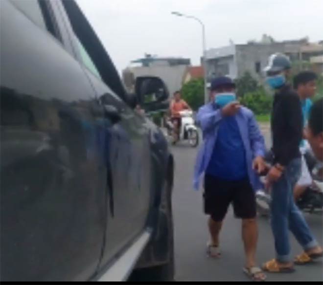 Bị nhóm bịt mặt đuổi đánh, phóng viên phải chạy vào nhà dân lánh nạn - 1