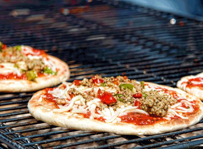 11. Pizza nướng trực tiếp trên ngọn lửa có phần đế giòn và hương vị đậm đà hơn lướng bằng lò.