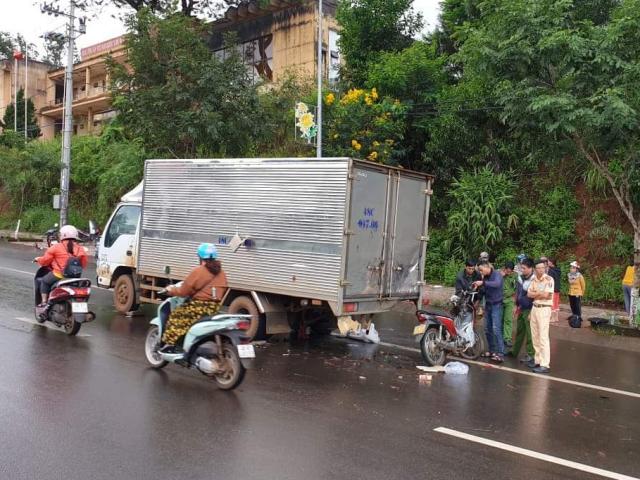Tin tức trong ngày - Tông vào đuôi xe tải đậu bên đường chiến sĩ công an tử vong