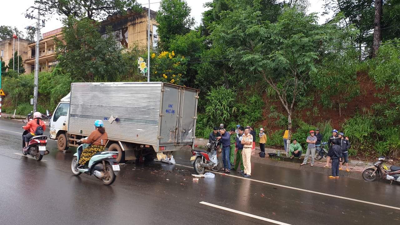 Tông vào đuôi xe tải đậu bên đường chiến sĩ công an tử vong - 1