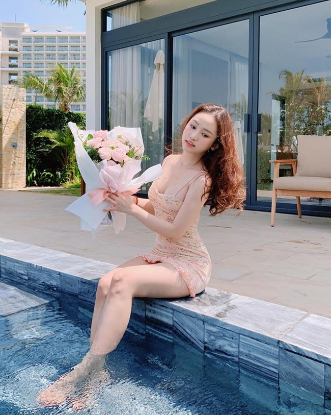 Trên trang cá nhân, cô nàng thường xuyên khoe ảnh đi du lịch sang chảnh.