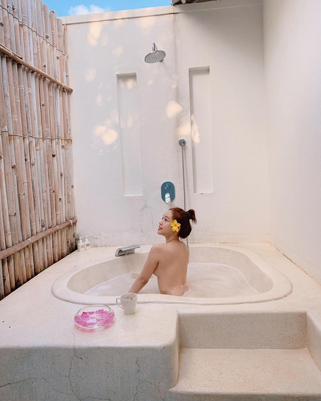 Ngoài công việc, Thúy Vi dành thời gian đi du lịch, tận hưởng cuộc sống xa hoa, sang chảnh.